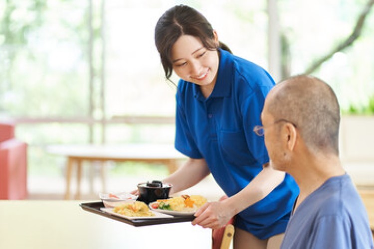 グループホームでの食事の役割とは?献立例と工夫を給食のプロがご紹介