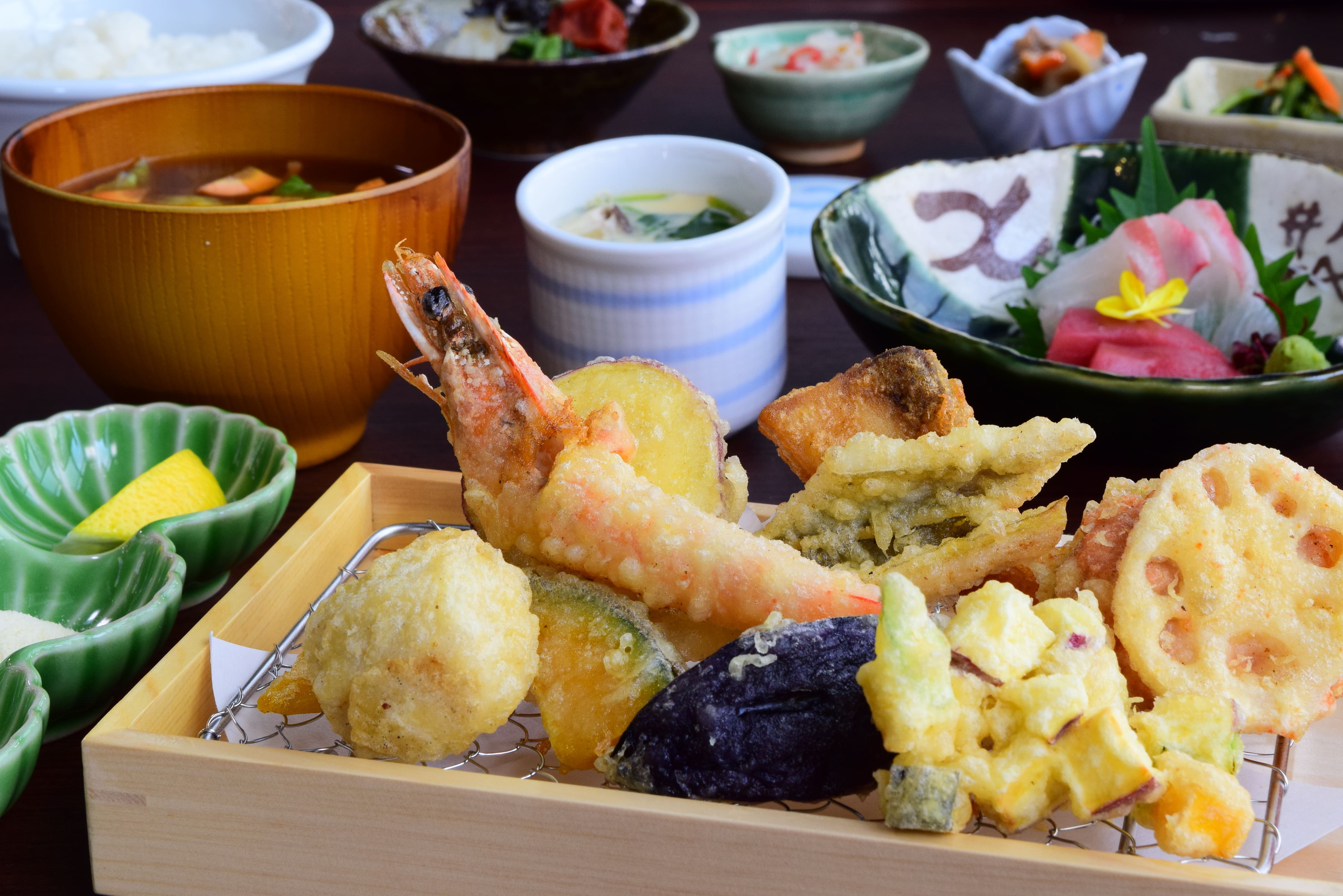 お正月におせちを食べる理由とは？名阪食品の「ハイブリッドおせち」もご紹介します！