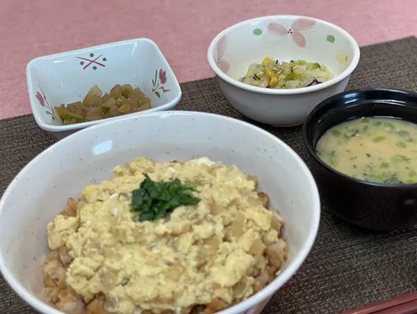 【きざみ食】かつ丼、ほうれん草の味噌汁、キャベツ和え、大根の煮物