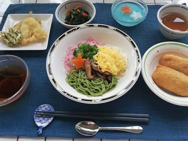 【七夕】七夕そうめん、いなり寿司、天ぷら、ほうれん草の和え物、ソーダゼリー