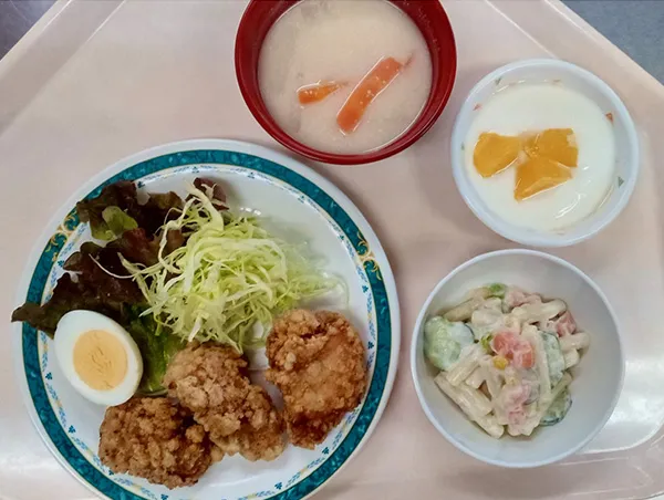 から揚げ、マカロニサラダ、味噌汁、フルーツヨーグルト