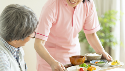 高齢者ができたての食事が運ばれてきて喜んでいる様子
